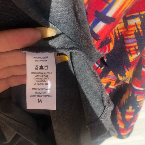 LuLaRoe Randy Stretchy Comfy Casual M Shirt Grey Graphic Sleeve - Picture 5 of 6